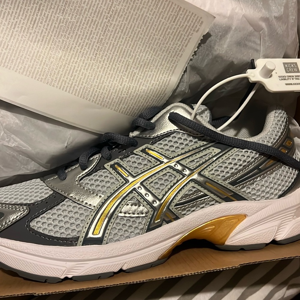 Men’s ASICS size 6. Never worn. Brought the wrong size. Original box included.